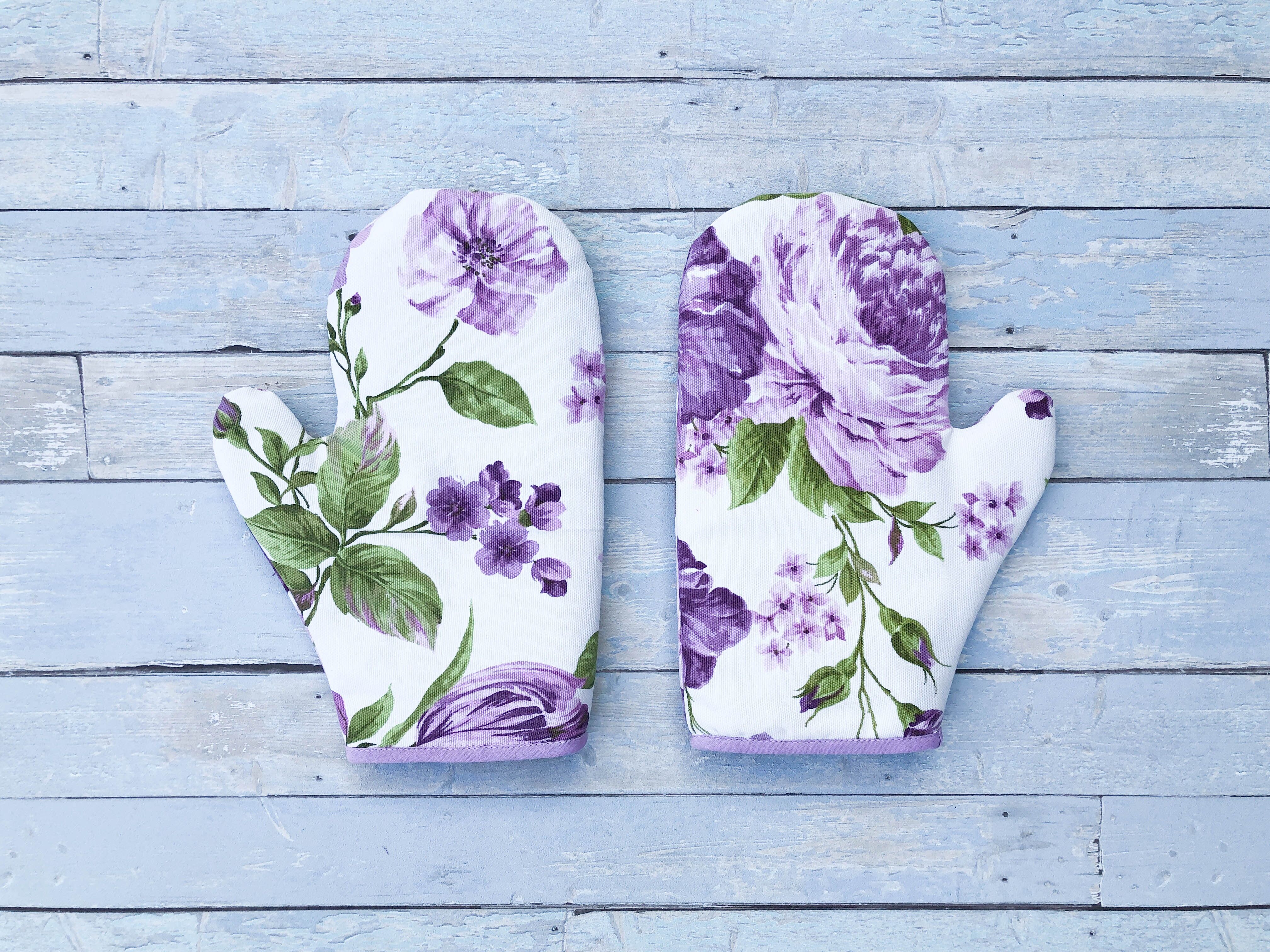 Ofenhandschuh mit lila Pfingstrosen im Landhausstil. Weiche, strapazierfähige Ofenhandschuhe. Blumiger Backhandschuh. Küchenhandschuhe. Einzugsgeschenk. Lilane Blumen