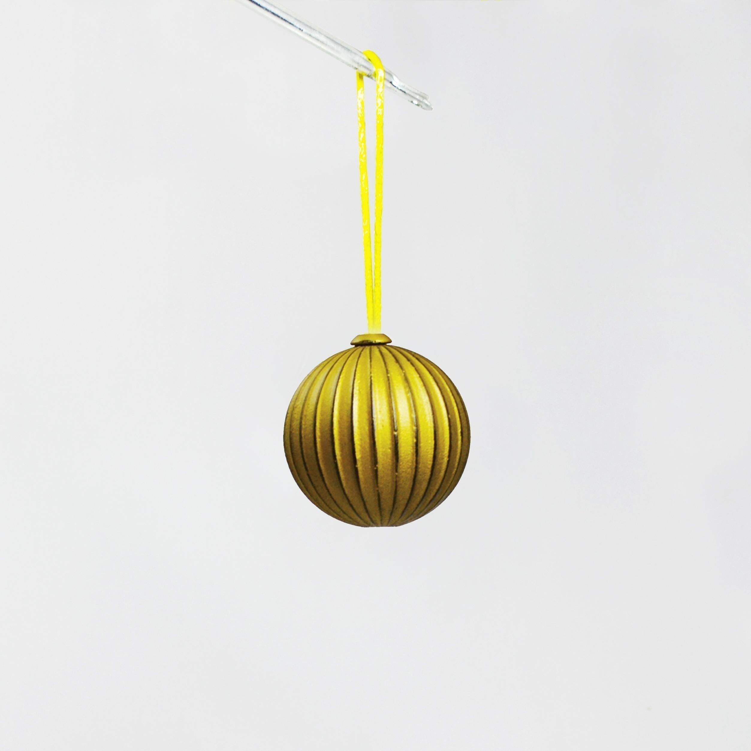 Palla di Natale a strisce dorate