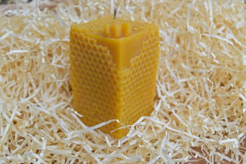 Honeycomb patterned candle