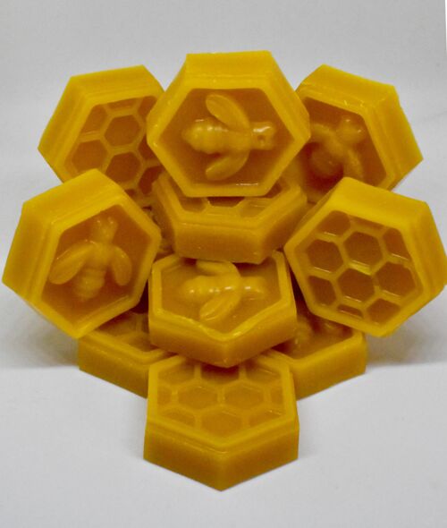 Honeycomb shaped beeswax melt
