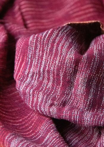 Longue écharpe d'été tissée main en coton bio à nopes - See Rot Aubergine 2