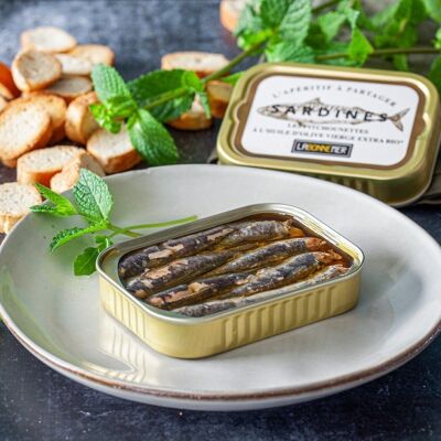 Pequeñas sardinas en aceite de oliva virgen extra ecológico