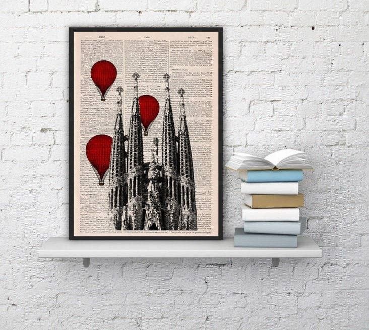 Geschenk für sie, Weihnachts-Svg, Weihnachtsgeschenke, Barcelona Sagrada Familia mit roten Luftballons auf Vintage-Wörterbuchseite, perfekt für Geschenke TVh019b - Buchseite S 5x7