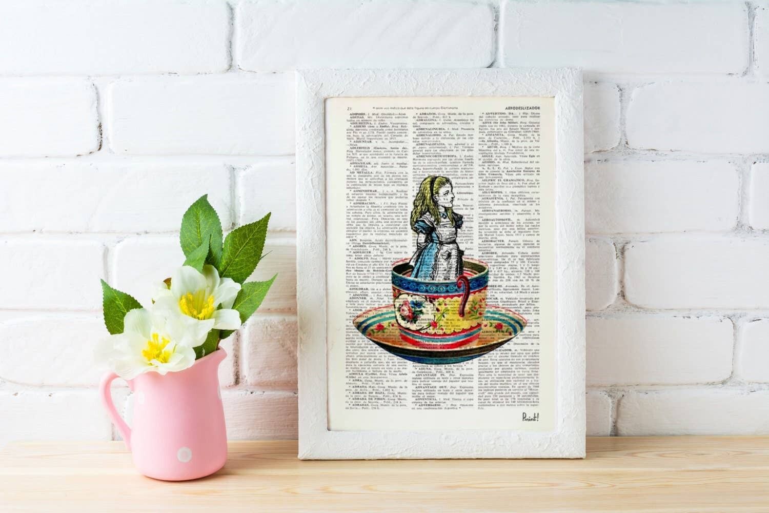 Geschenkidee, Geschenk für sie, Weihnachtssvg, Weihnachtsgeschenke, Alice im Wunderland Alice in einer Teetasse Collage Print auf Vintage Dictionary Seite ALW011b - Musik L 8.2x11.6