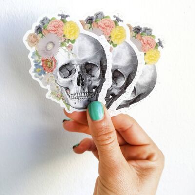 Crâne avec des autocollants de fleurs