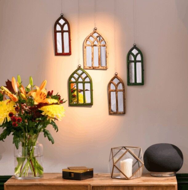 Dekorative Spiegel mit Akzenten aus Metall – Große Holzoberfläche in Distressed-Optik