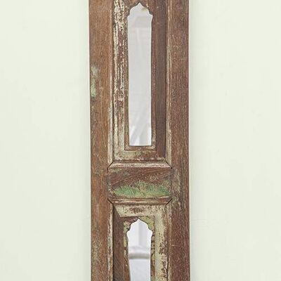 Espejo largo de madera montado en la pared