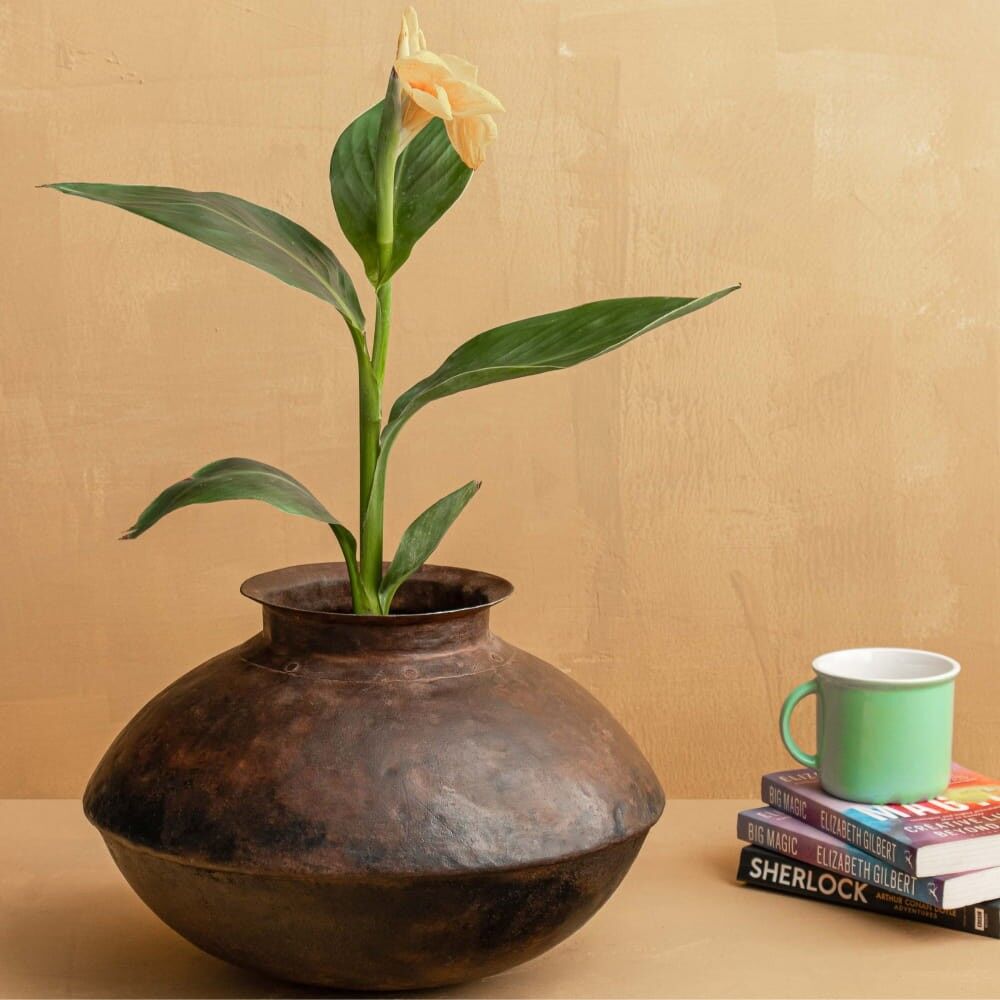 Rustikale Bodenvase aus Metall - Maurya