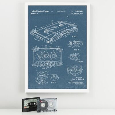 Tape Cassette Patent Print – Deluxe Schwarzer Rahmen, mit Glasfront – Blau