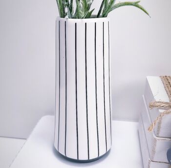 Vase bourgeon monochrome rayé
