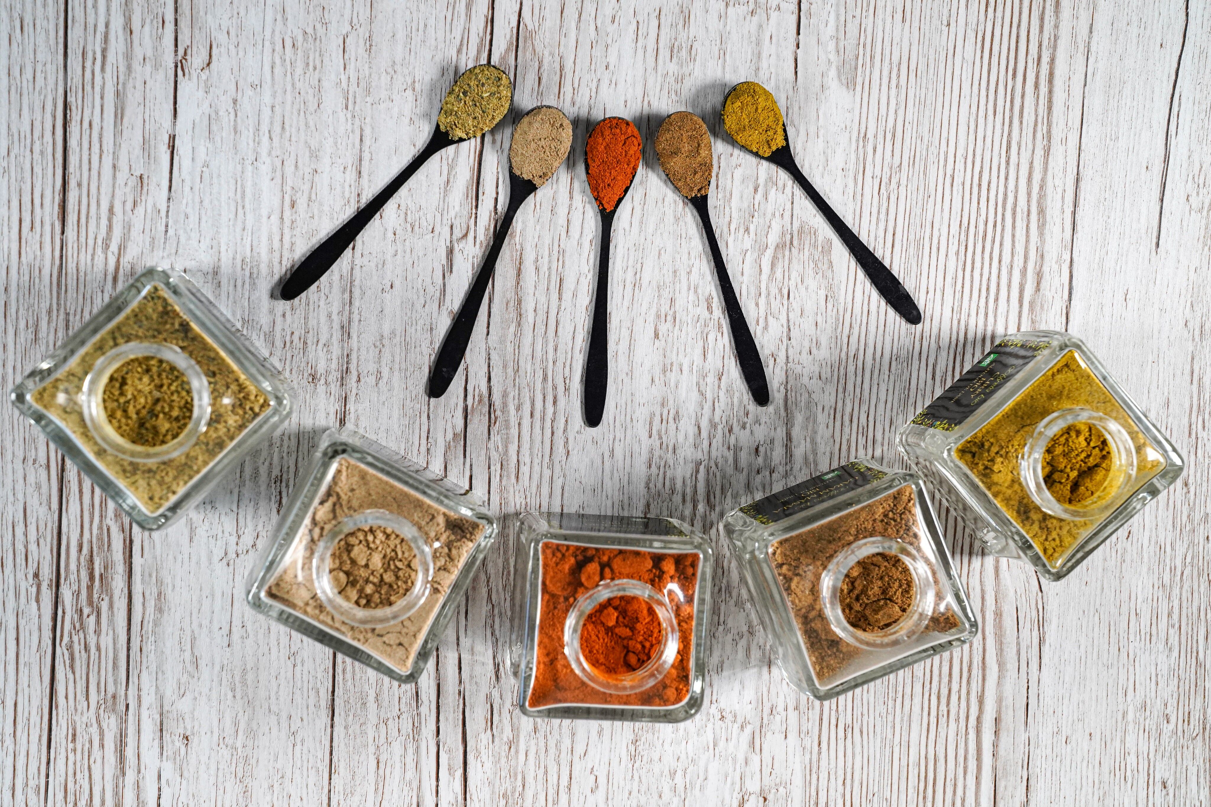 SCATOLA DI SPEZIE BIOLOGICHE IN GIRO PER L'INDIA