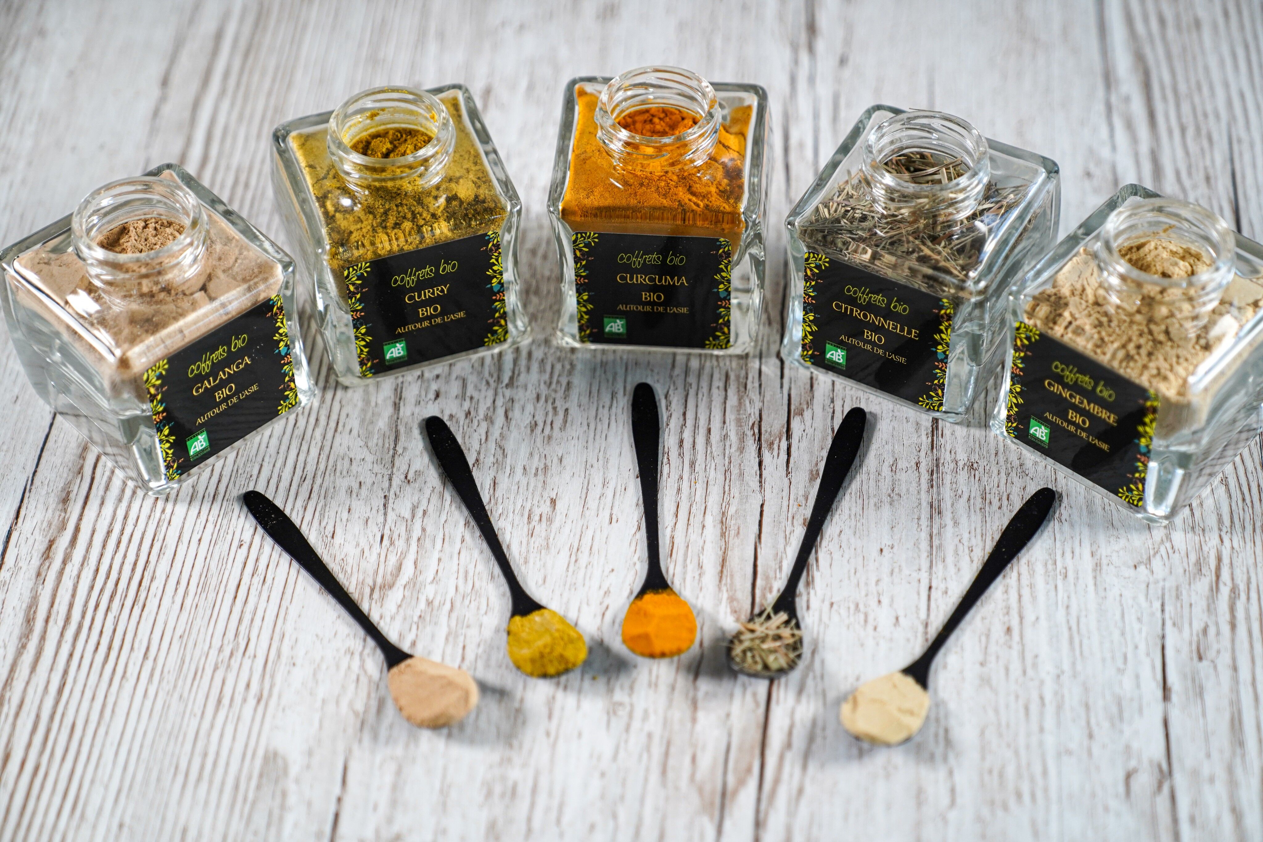 SCATOLA DI SPEZIE BIOLOGICHE IN GIRO PER L'ASIA