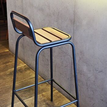 Industrial-style bar chair in matte black metal and acacia 2