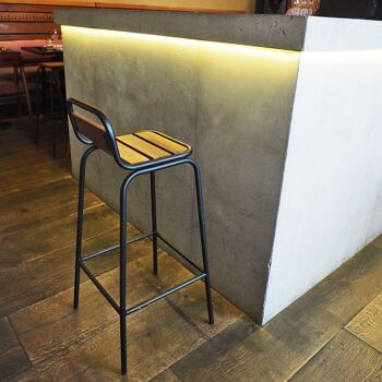 Industrial-style bar chair in matte black metal and acacia 4