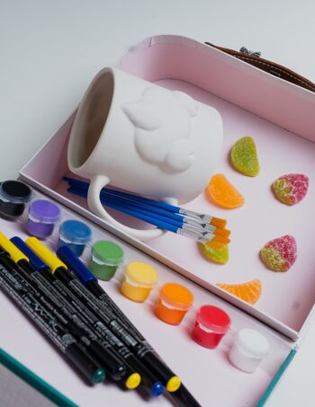Peignez votre propre kit de tasse de renne en céramique avec des peintures et des gelées végétaliennes 2