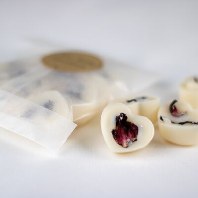 La cire naturelle de colza et de noix de coco fait fondre l'hibiscus et le lilas