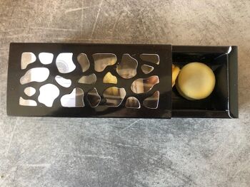 Boite noire de savons macarons 4