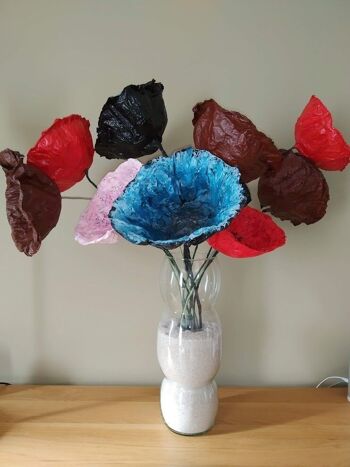 4 FLEURS GEANTES ROUGES, fait main, papier mâché, diamètre 20 cm 4