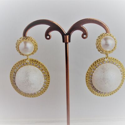 Earrings with white artificial pearls