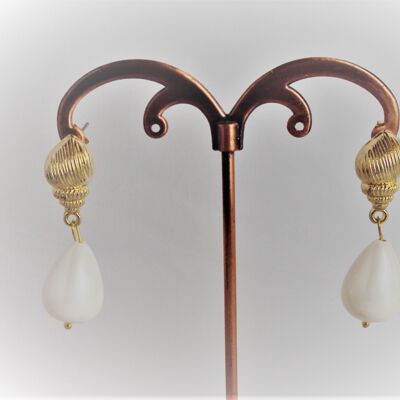 Earrings with snail and shell pearl
