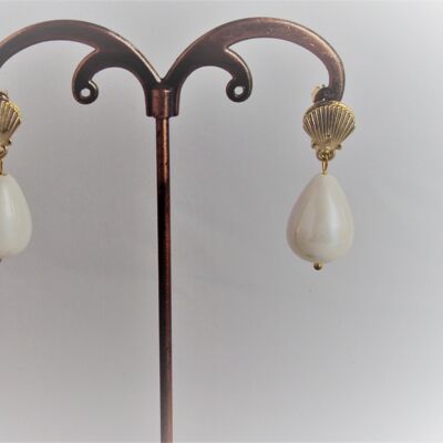Earrings with shell and shell core pearl