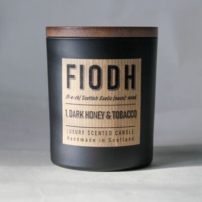 Fiodh 1: Luxuriöse Kerze mit dunklem Honig und Tabak, klein