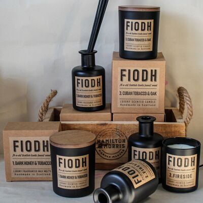 Fiodh 4: Luxuskerze aus Sandelholz und schwarzem Tee, groß