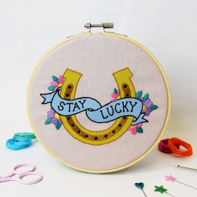 Grand kit de broderie "Stay Lucky"