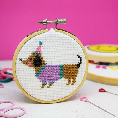 DOLLY THE DACHSHUND' MINI CROSS STITCH KIT