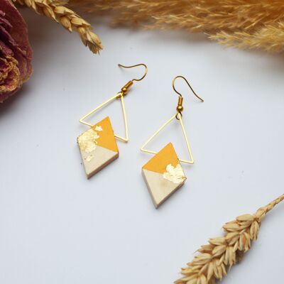 Golden triangle and diamond-shaped earrings in yellow painted wood, golden gilding chips