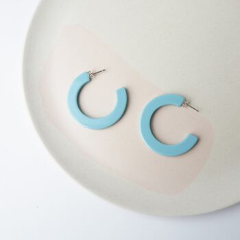 Boucles d’oreilles Lux Midi Hoop- Jolis cerceaux en résine d’acétate bleu pâle 2