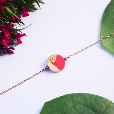 Round bracelet in red painted wood, gilded gilding chips, gilt metal chain.