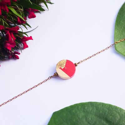 Round bracelet in red painted wood, gilded gilding chips, gilt metal chain.