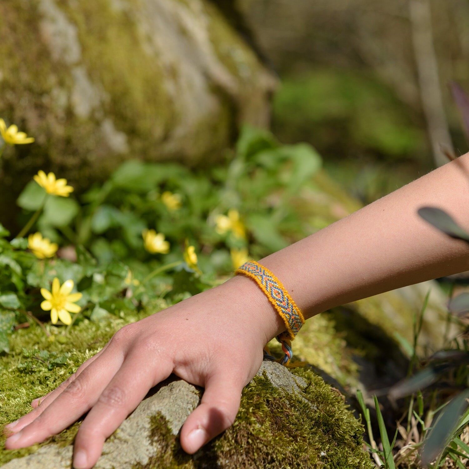 Pack découverte: 50 bracelets brésiliens variés + un présentoir en bois