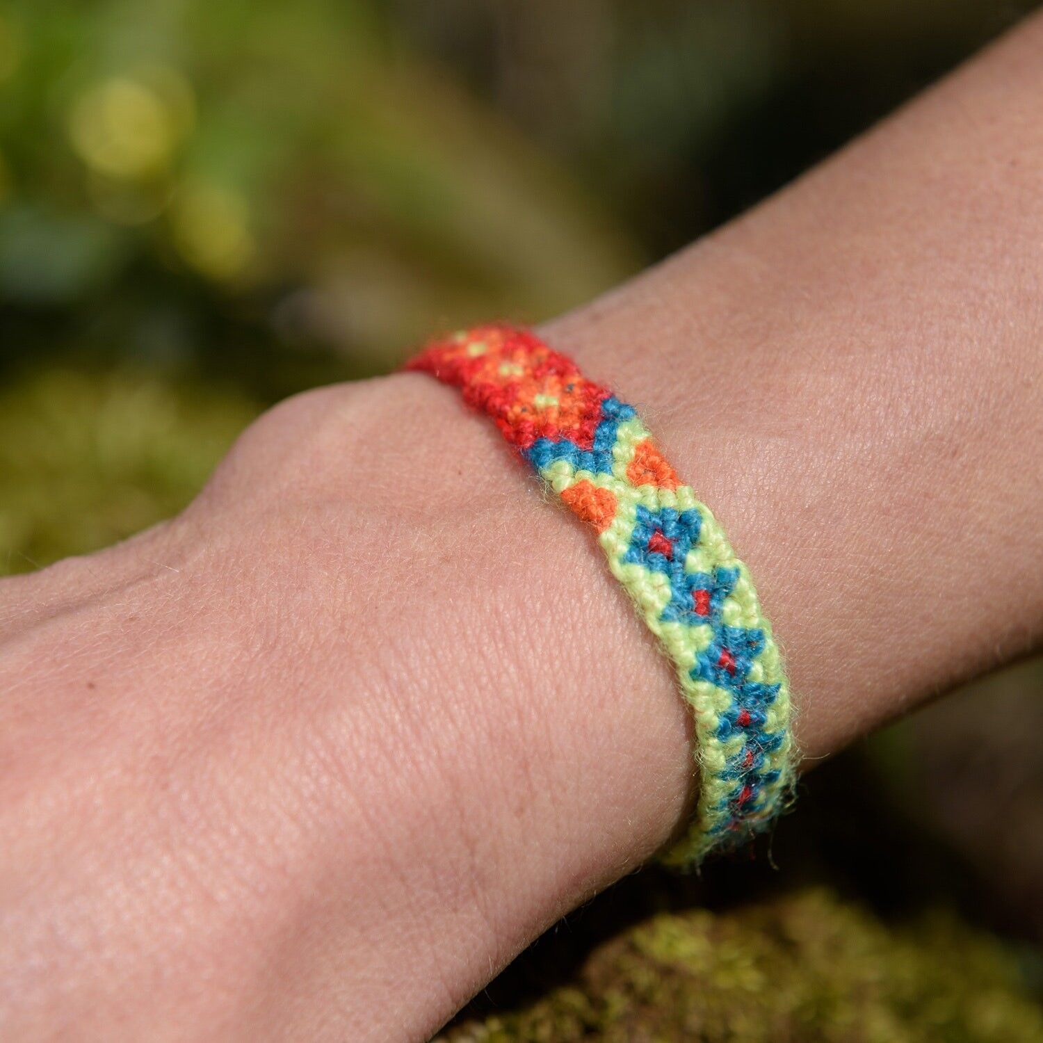 Pack découverte: 50 bracelets brésiliens variés + un présentoir en bois