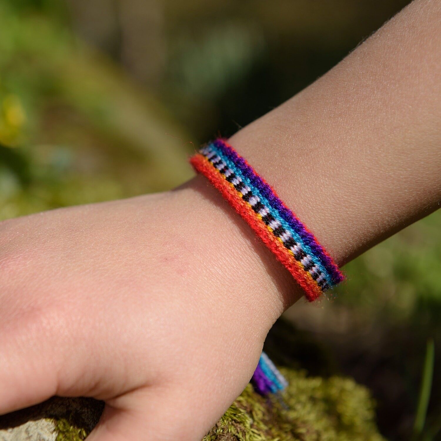 Pack découverte: 50 bracelets brésiliens variés + un présentoir en bois