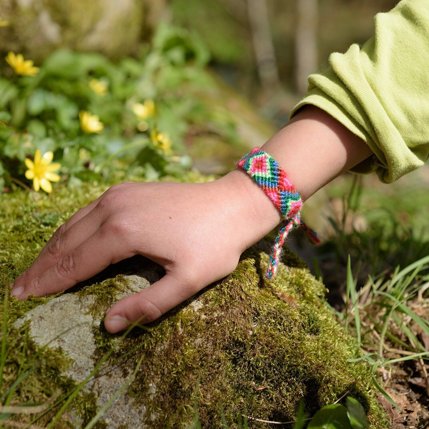 Pack découverte: 50 bracelets brésiliens variés + un présentoir en bois