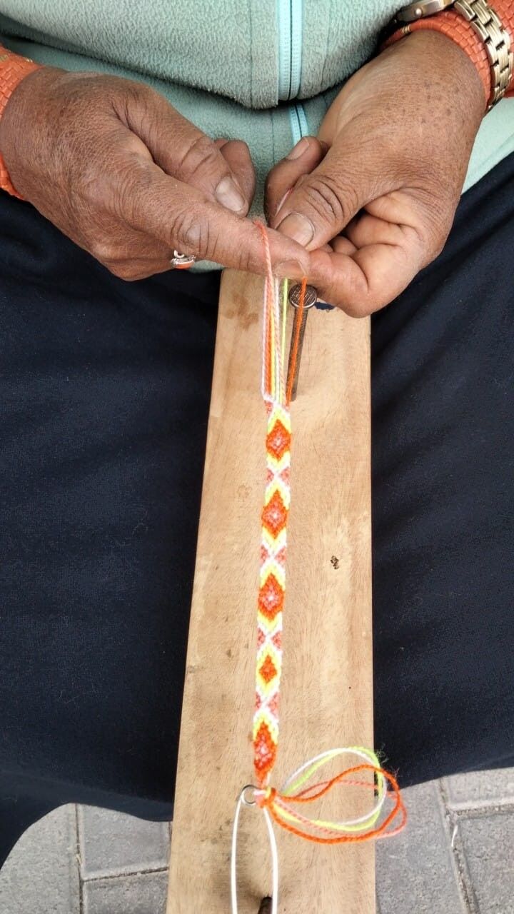 Pack découverte: 50 bracelets brésiliens variés + un présentoir en bois
