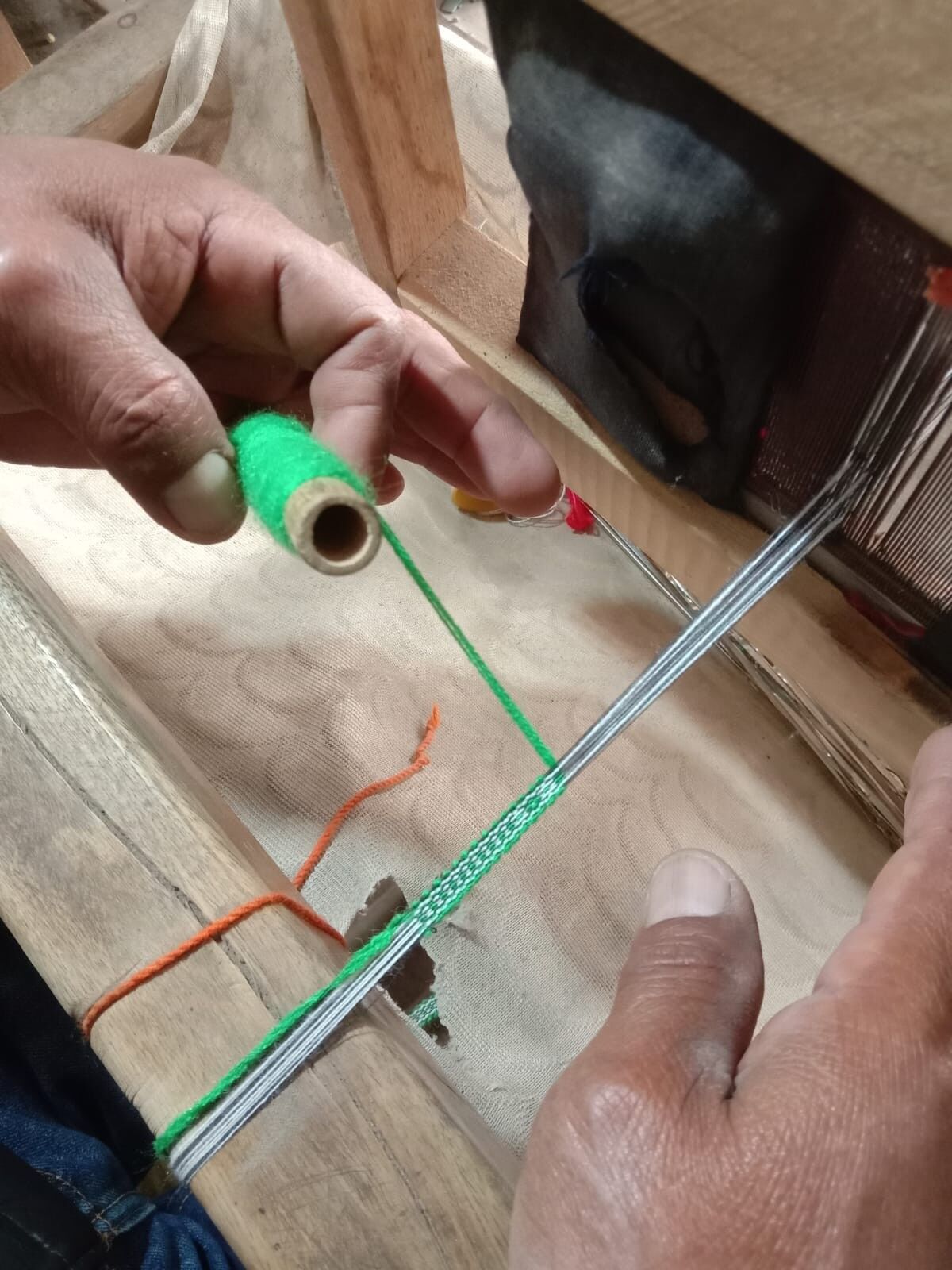 Pack découverte: 50 bracelets brésiliens variés + un présentoir en bois