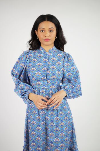 Robe chemise mi-longue The Amelie en coton biologique à fleurs de lotus bleues 6