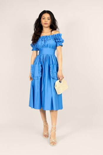 La robe à volants Bardot de Tamsin en bleu bleuet 2