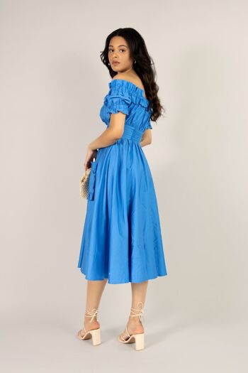 La robe à volants Bardot de Tamsin en bleu bleuet 4