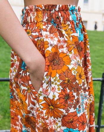 La jupe mi-longue Sofia en marron fleuri des années 70 1