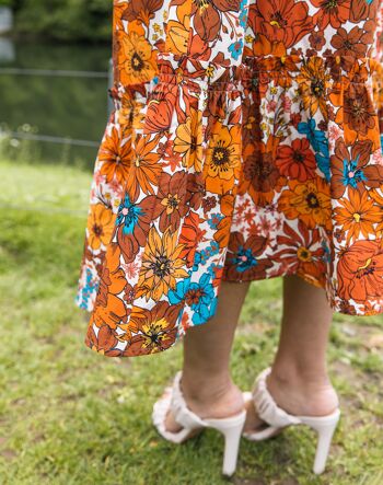 La jupe mi-longue Sofia en marron fleuri des années 70 3