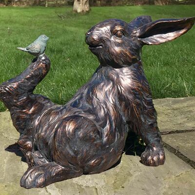 Renee the Rabbit - Conejo de efecto bronce con pájaro a pie, decoración de adorno de jardín peculiar
