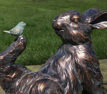 Renée le Lapin - Lapin effet bronze avec Oiseau sur pied déco excentrique d'ornement de jardin 2