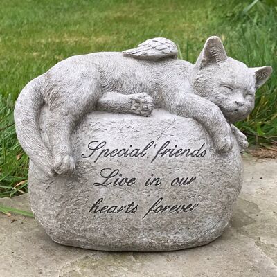 Gato grande con alas de ángel sobre una piedra, hermoso monumento conmemorativo, lápida o regalo por pérdida de mascotas