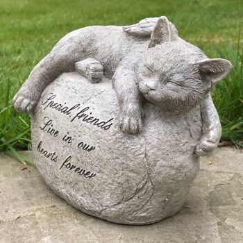 Grand chat avec des ailes d'ange posé sur une pierre, joli mémorial, pierre tombale ou cadeau de perte d'animal de compagnie 3