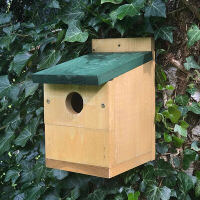 Klobiges, schweres 'Multi-Nester'-Vogelhaus von Johnston & Jeff in Lärchenoptik mit grünem Dach