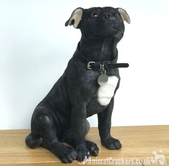 Ornement extra large de 26 cm noir et blanc Staffy Staffordshire Bull Terrier de la gamme Leonardo « Walkies ». 1